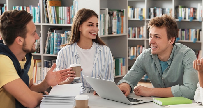 Studenter som sitter rundt et bord